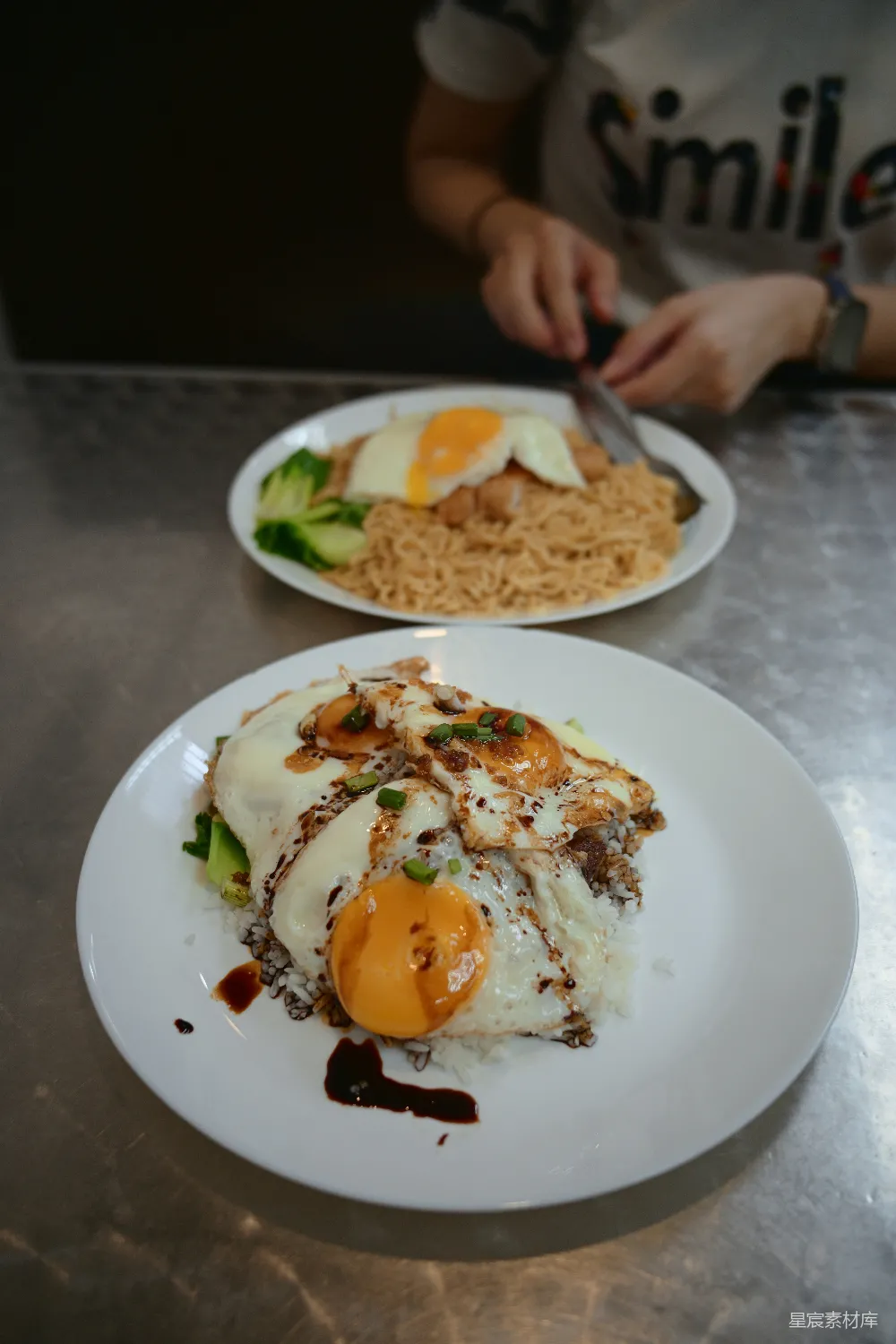 高清摄影  两份配有炒蛋和面条的食品。