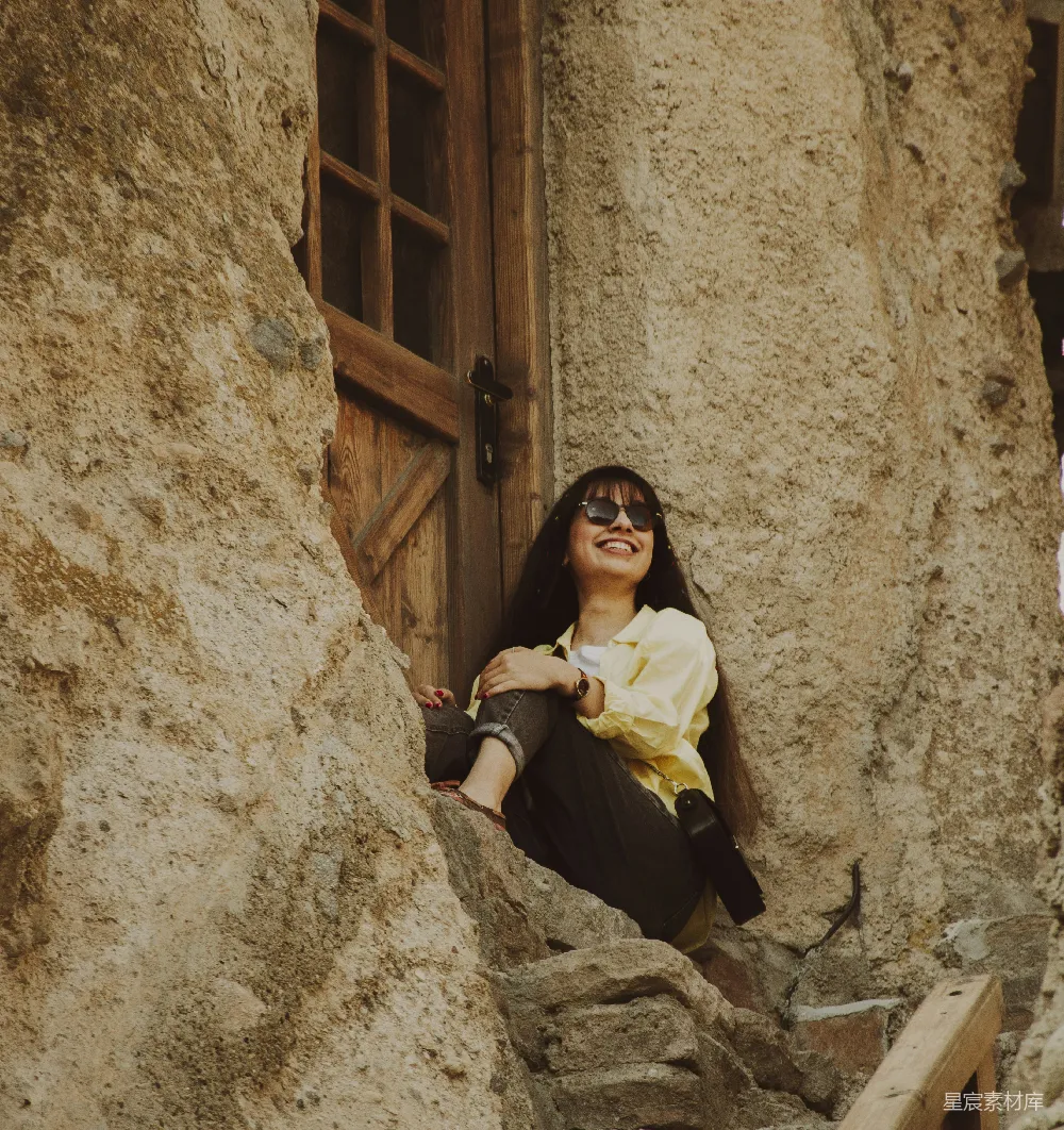 高清摄影 人物 旅行 一个女人坐在一座石建筑的窗台上