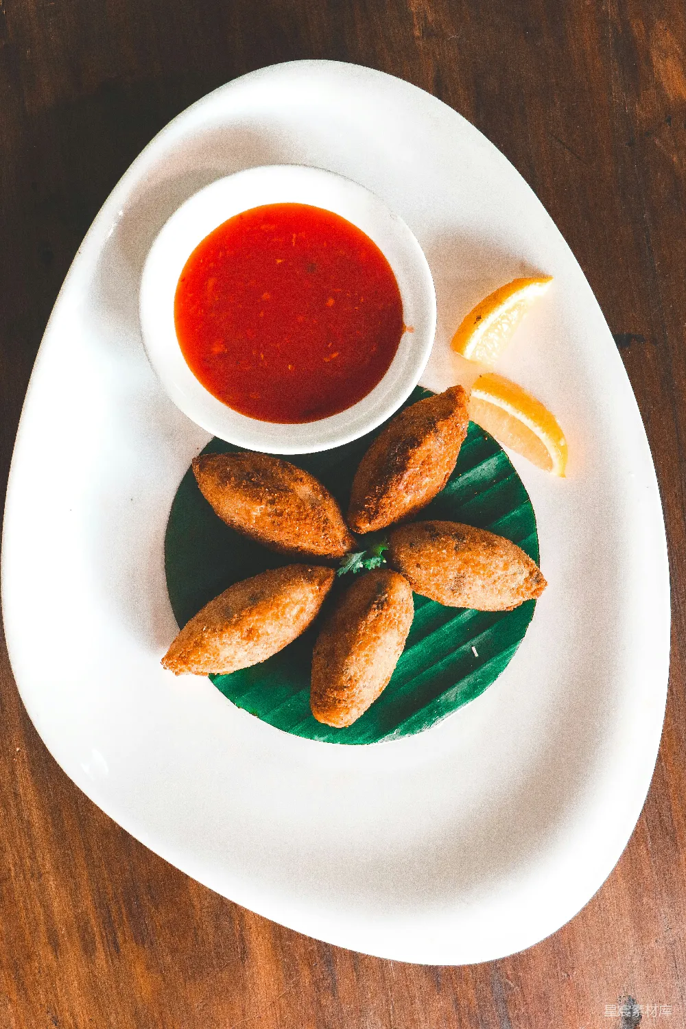 高清摄影  木桌上的一个盘子的食物