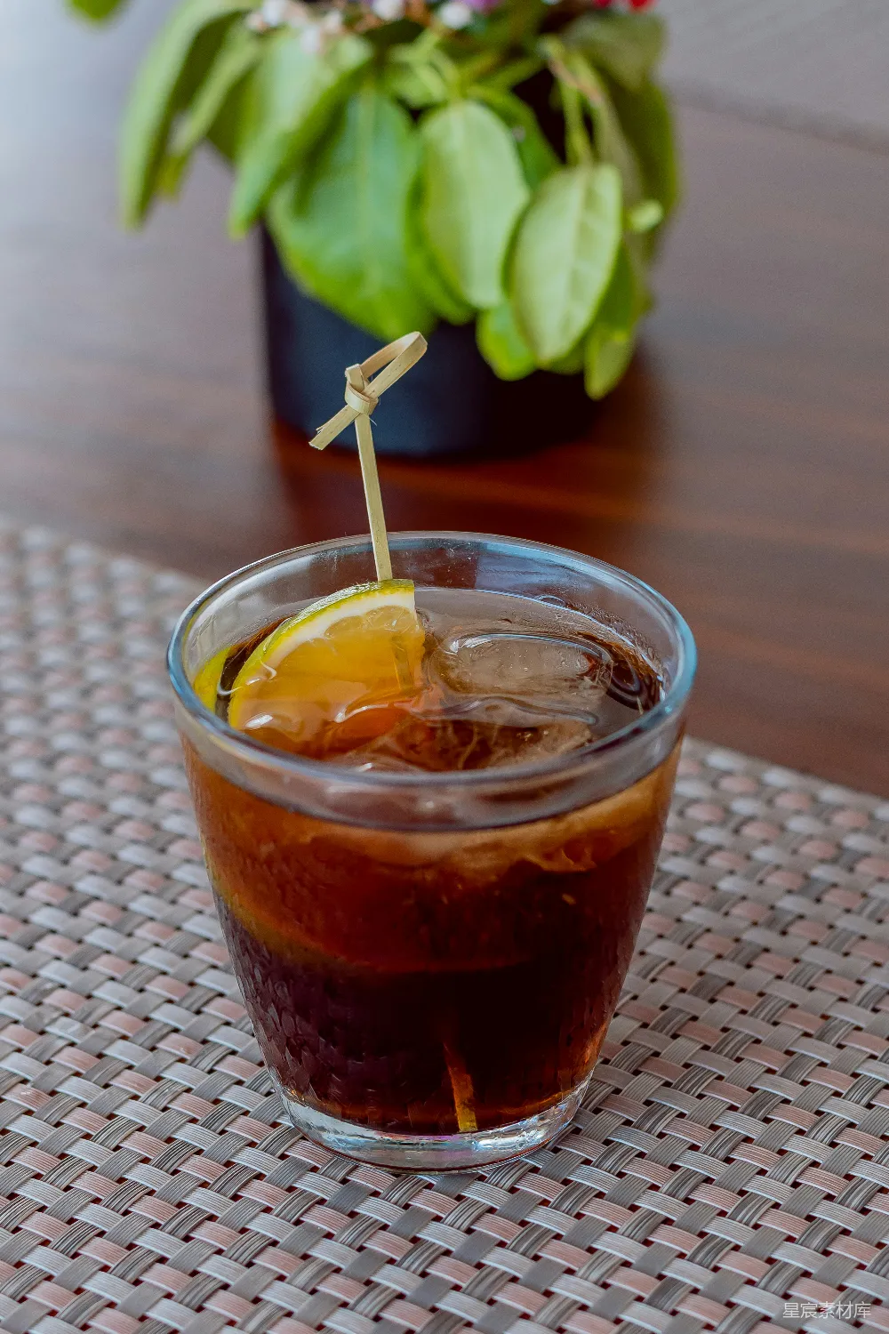 高清摄影 桌子上的冰茶一杯