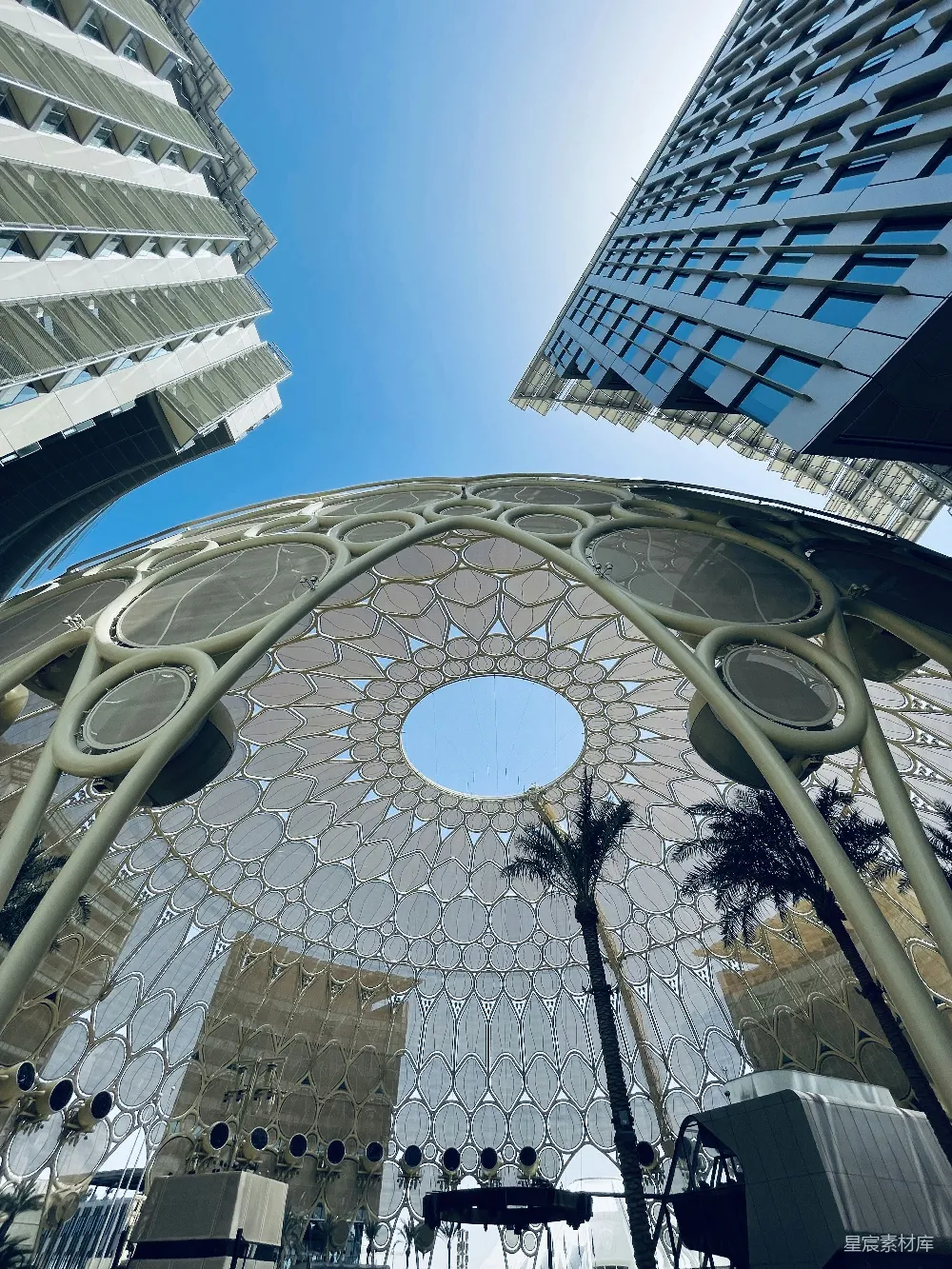 高清摄影  一栋非常高的建筑，背景是天空。