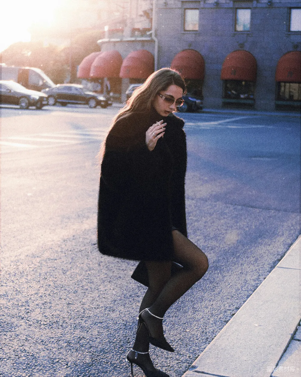 高清摄影 路边站着一名妇女