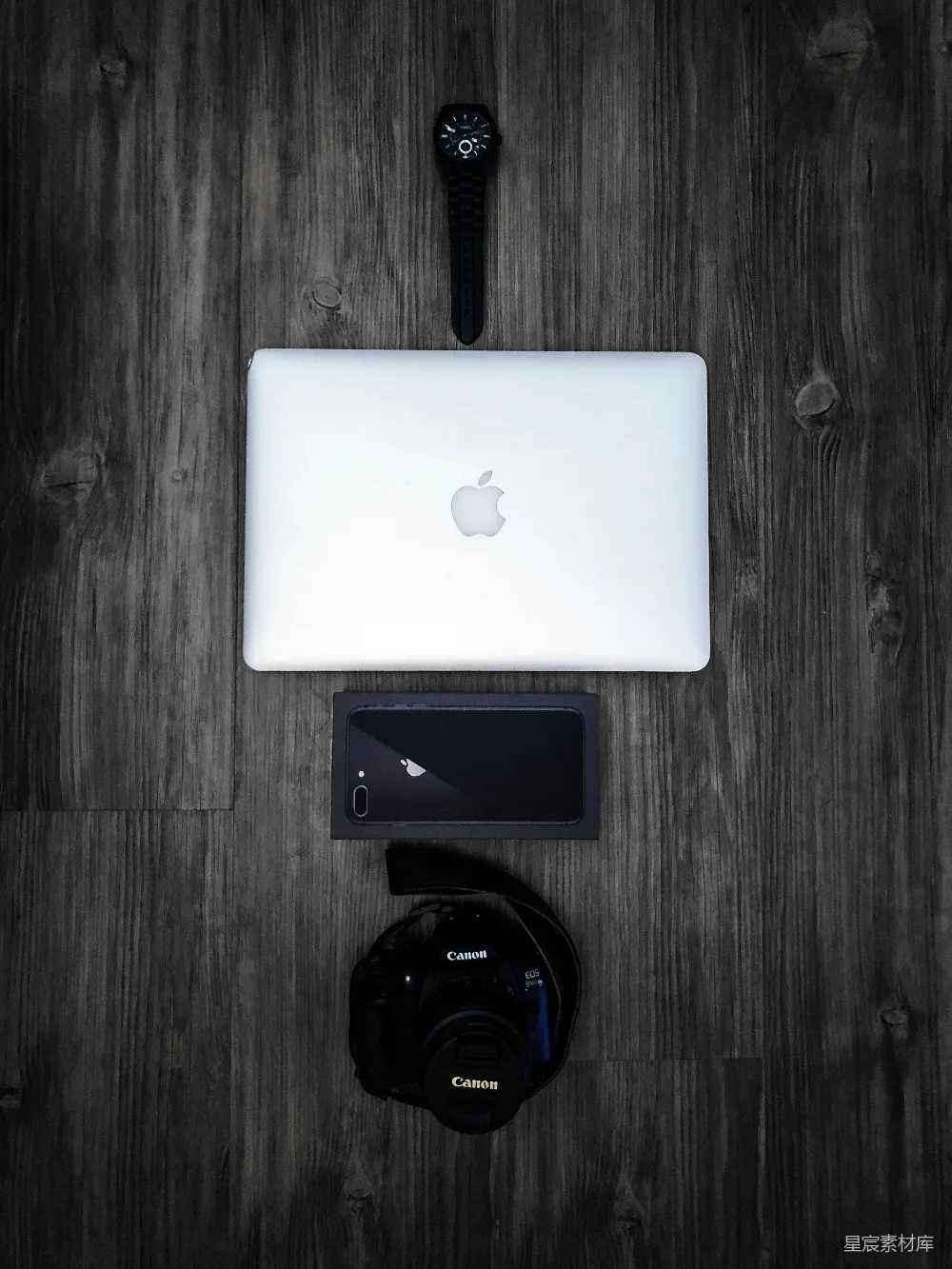 高清摄影  银色的MacBook放在灰色的桌子上。