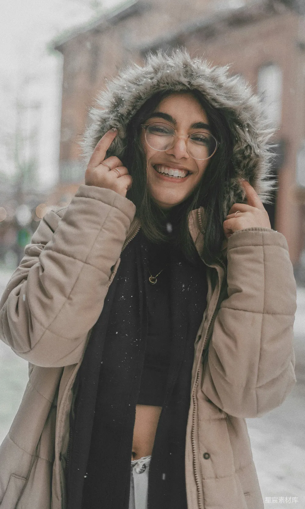 高清摄影 一个戴着眼镜和穿着夹克的女人在雪中