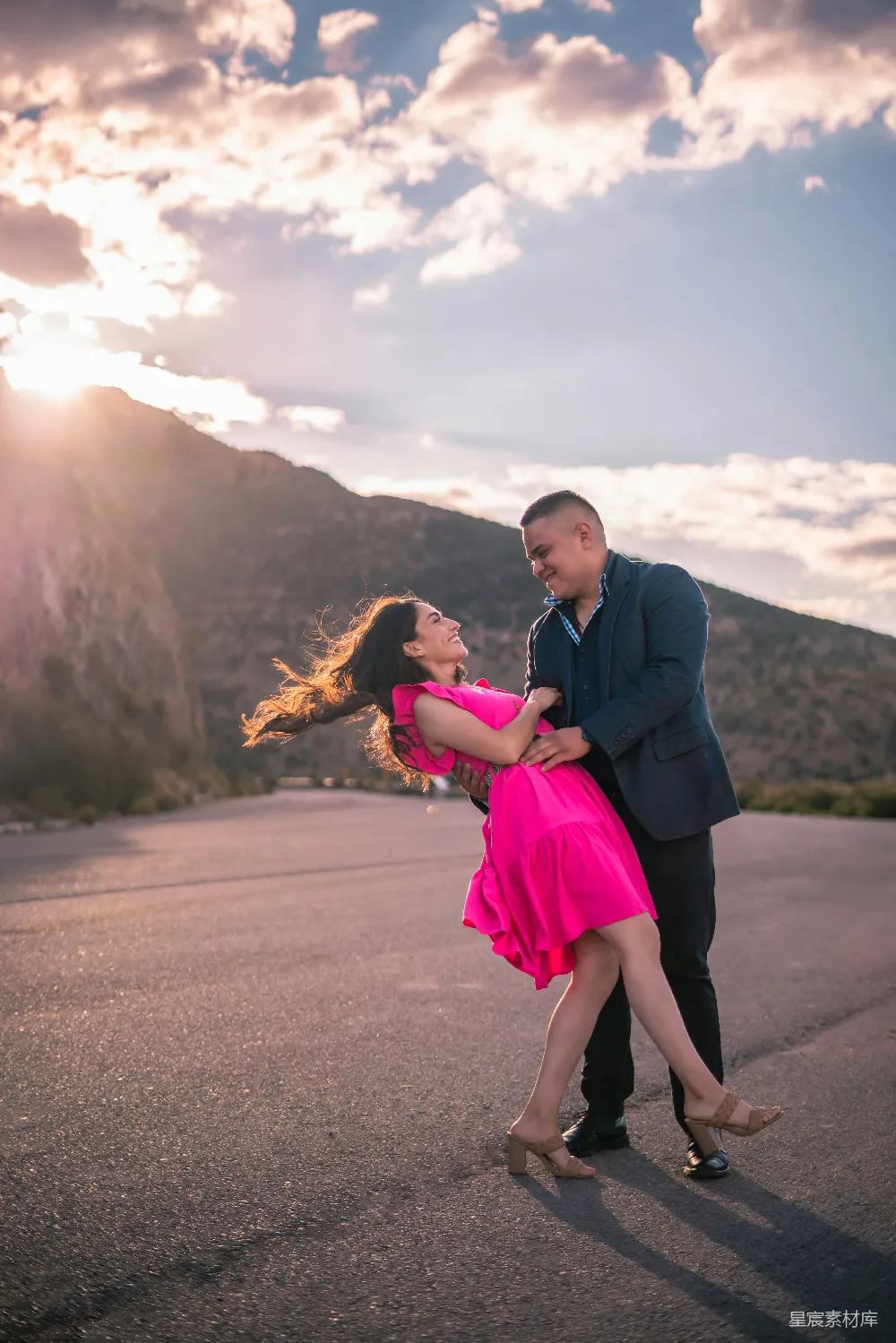 高清摄影  一个男人和一个女人相互拥抱并为相机摆姿势