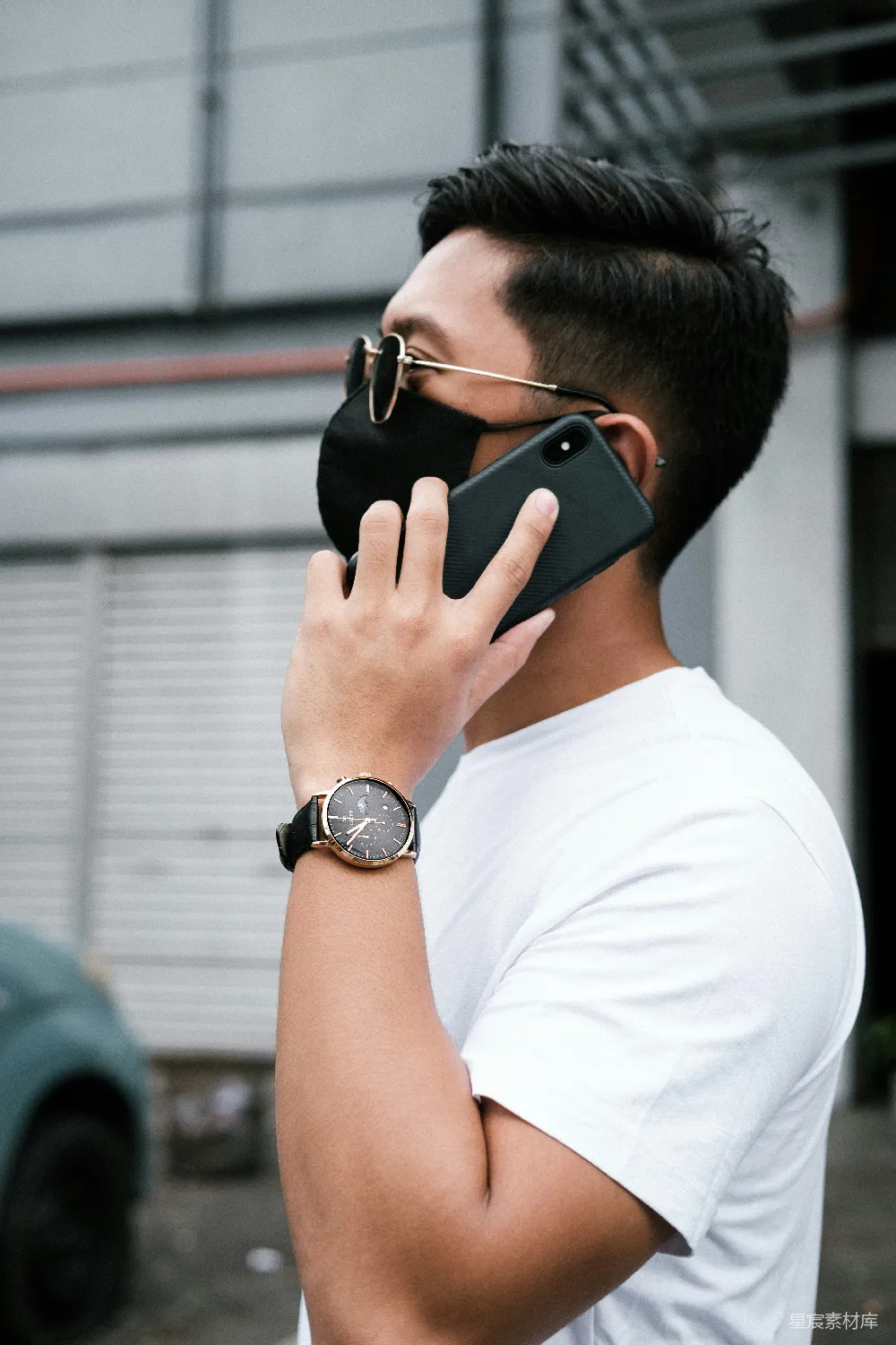 高清摄影  戴着口罩的男人在打电话。