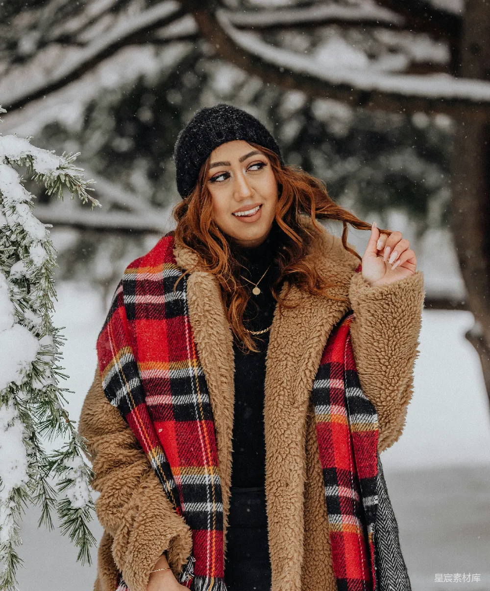高清摄影  穿着格子围巾的女人站在雪地里