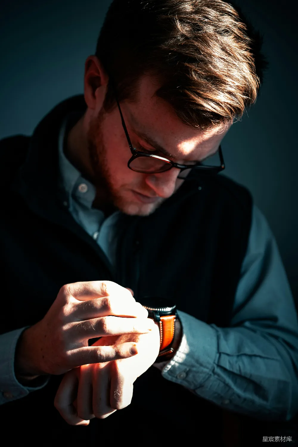 高清摄影  黑色夹克的男人手中拿着一个黑白陶瓷杯