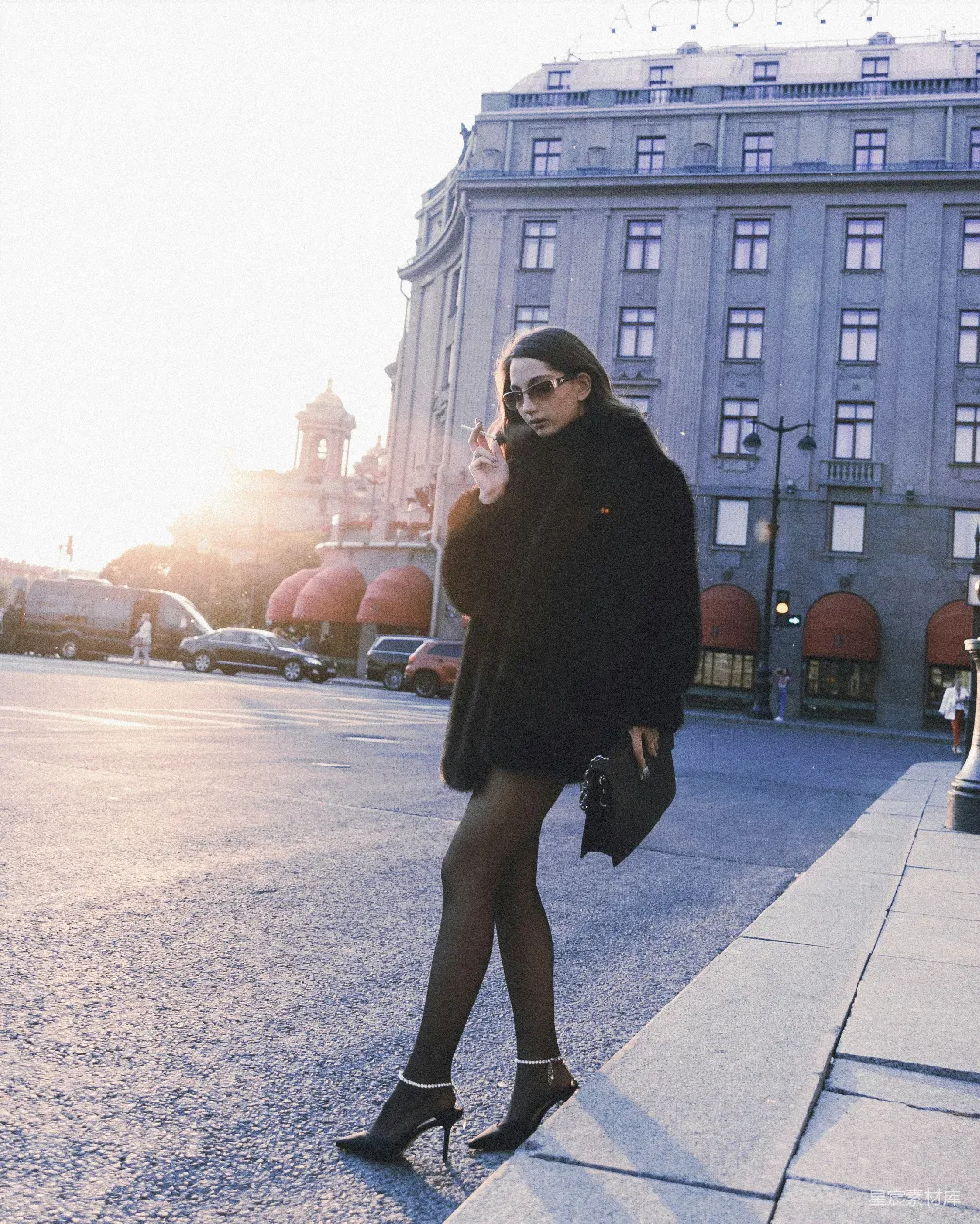 高清摄影 路边一位妇女站在路边打电话。