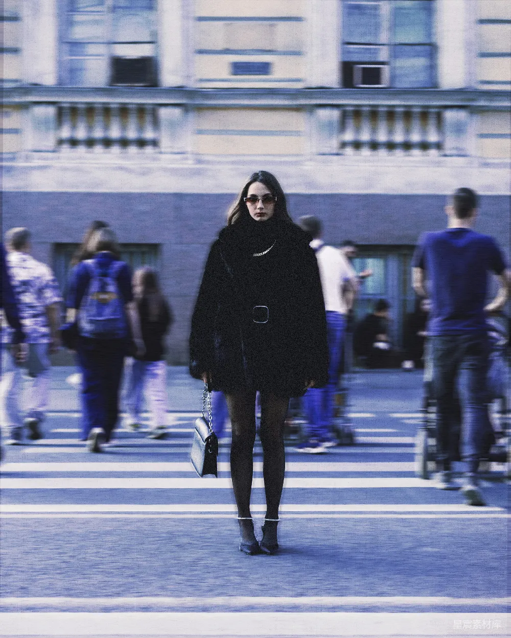 高清摄影 电影 黑色外套的女人正走在街上。