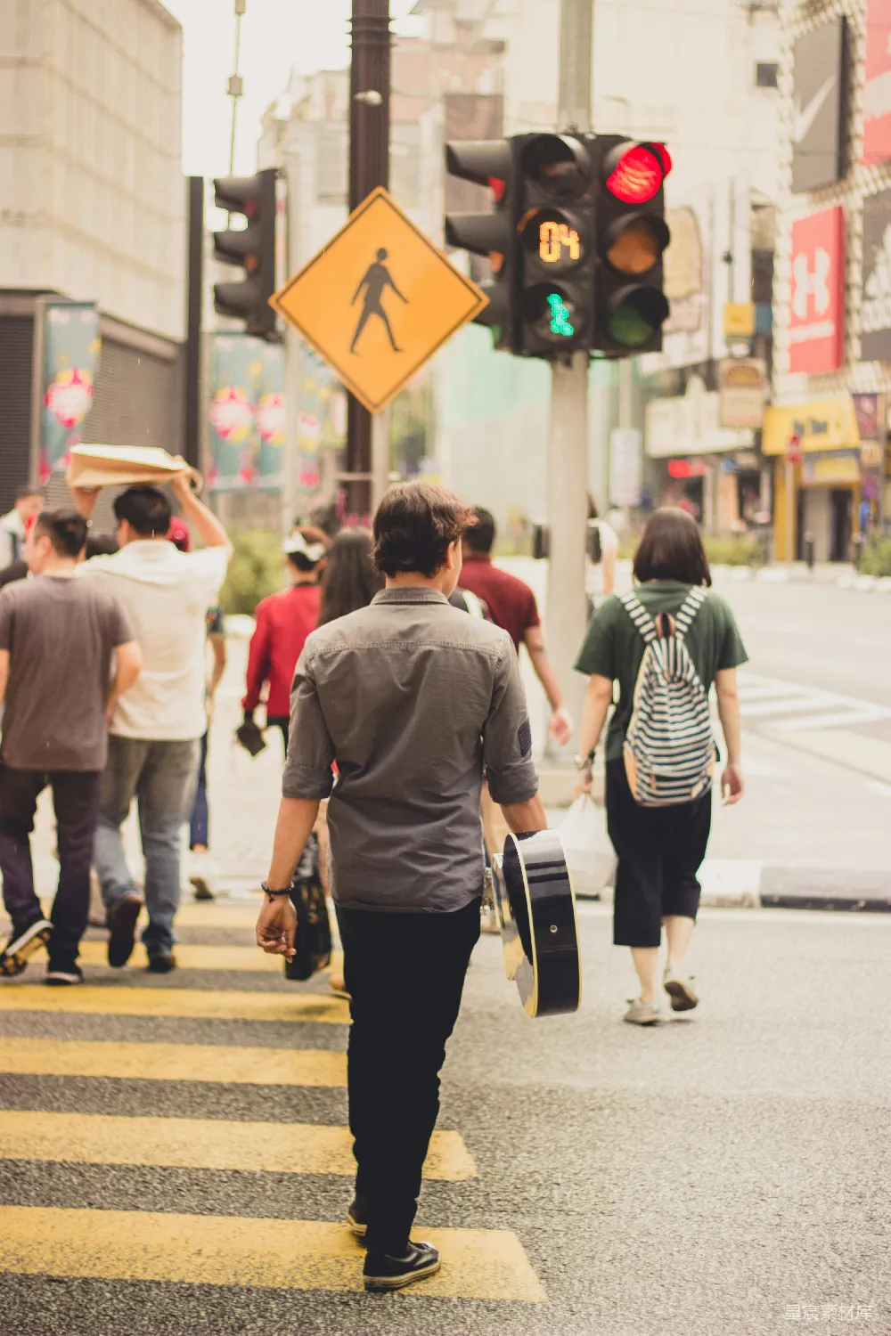 高清摄影 穿着灰色衬衣的男子站在交通灯附近