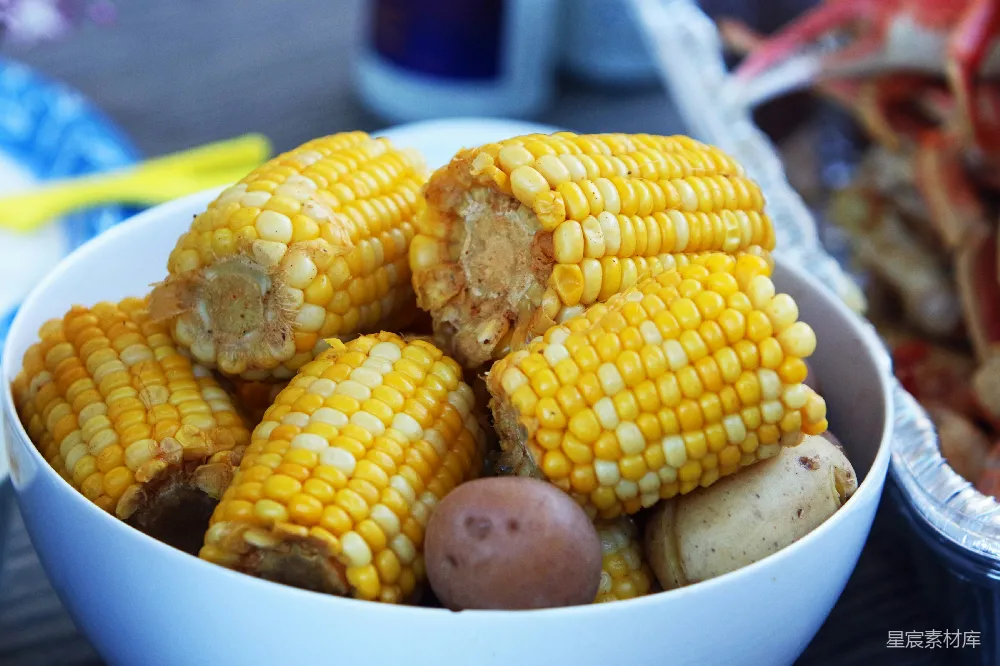一锅玉米棒子和土豆的煮食