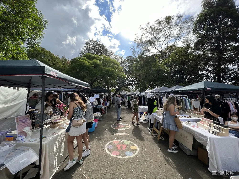 高清摄影  一群人在户外市场中
