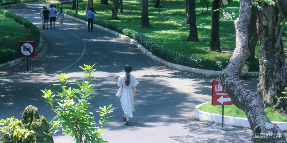 高清摄影  公园里一名妇女在一条小路上行走