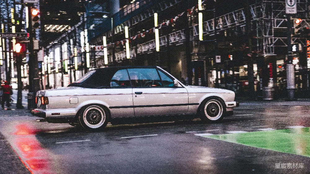 高清摄影  白色敞篷 coupe 正穿过公路。