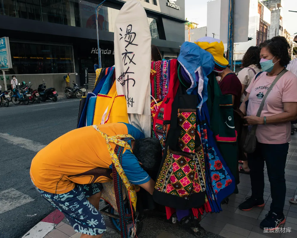 高清摄影  一群人在街道上挨着挨着站在一起