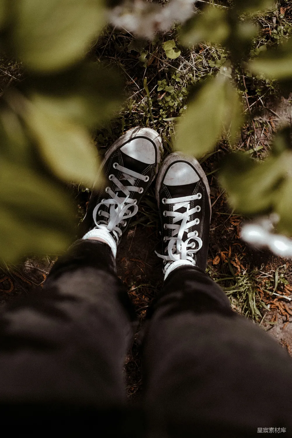 高清摄影 人物 穿着黑白 converse all star 高顶运动鞋的人