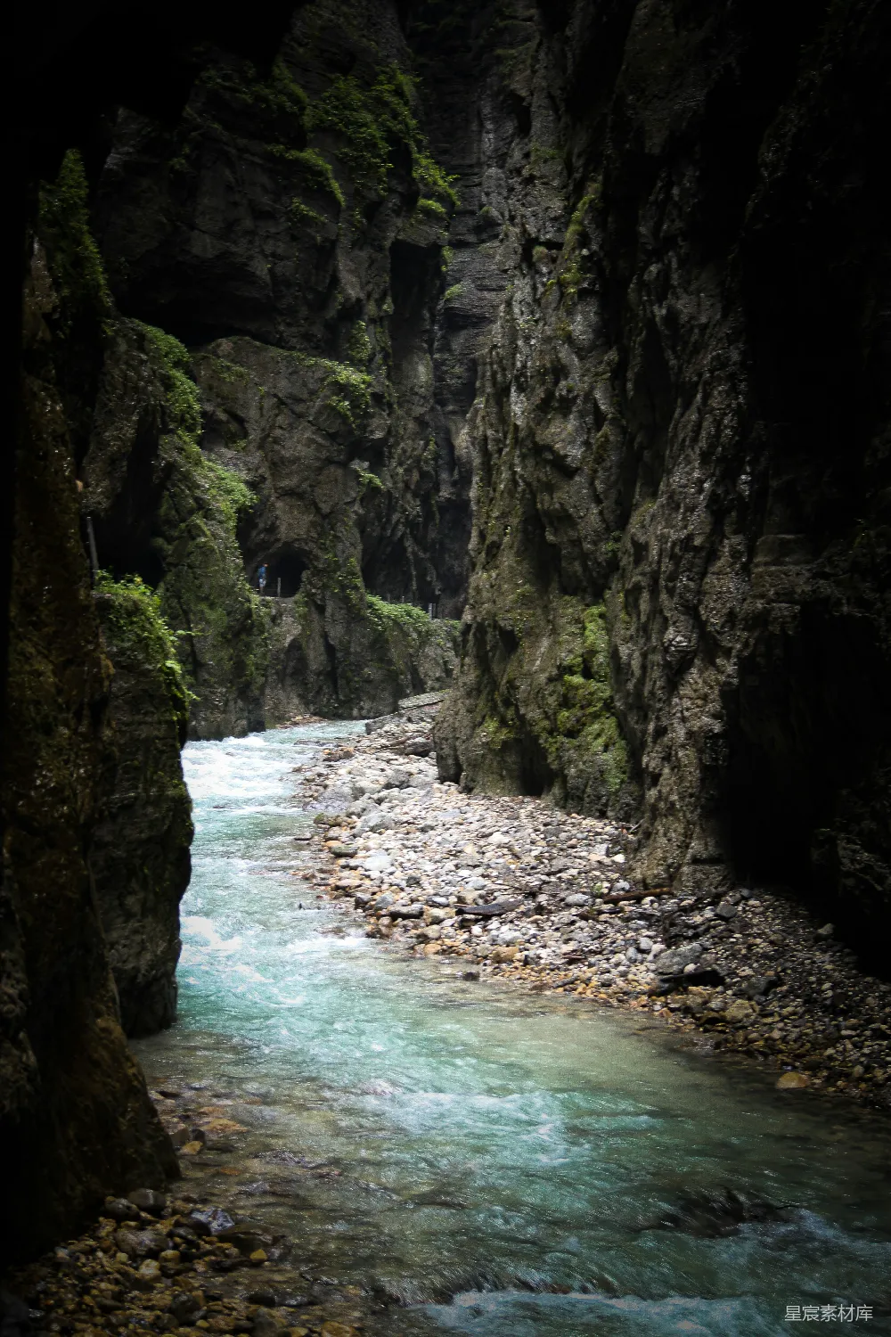高清摄影  一条河流穿过一块岩石嶙峋的峡谷旁边环绕着一片森林。