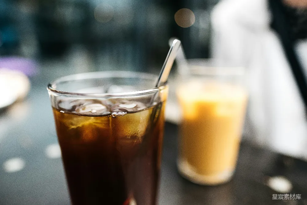 高清摄影  餐桌上放了一个空 drinking glass。