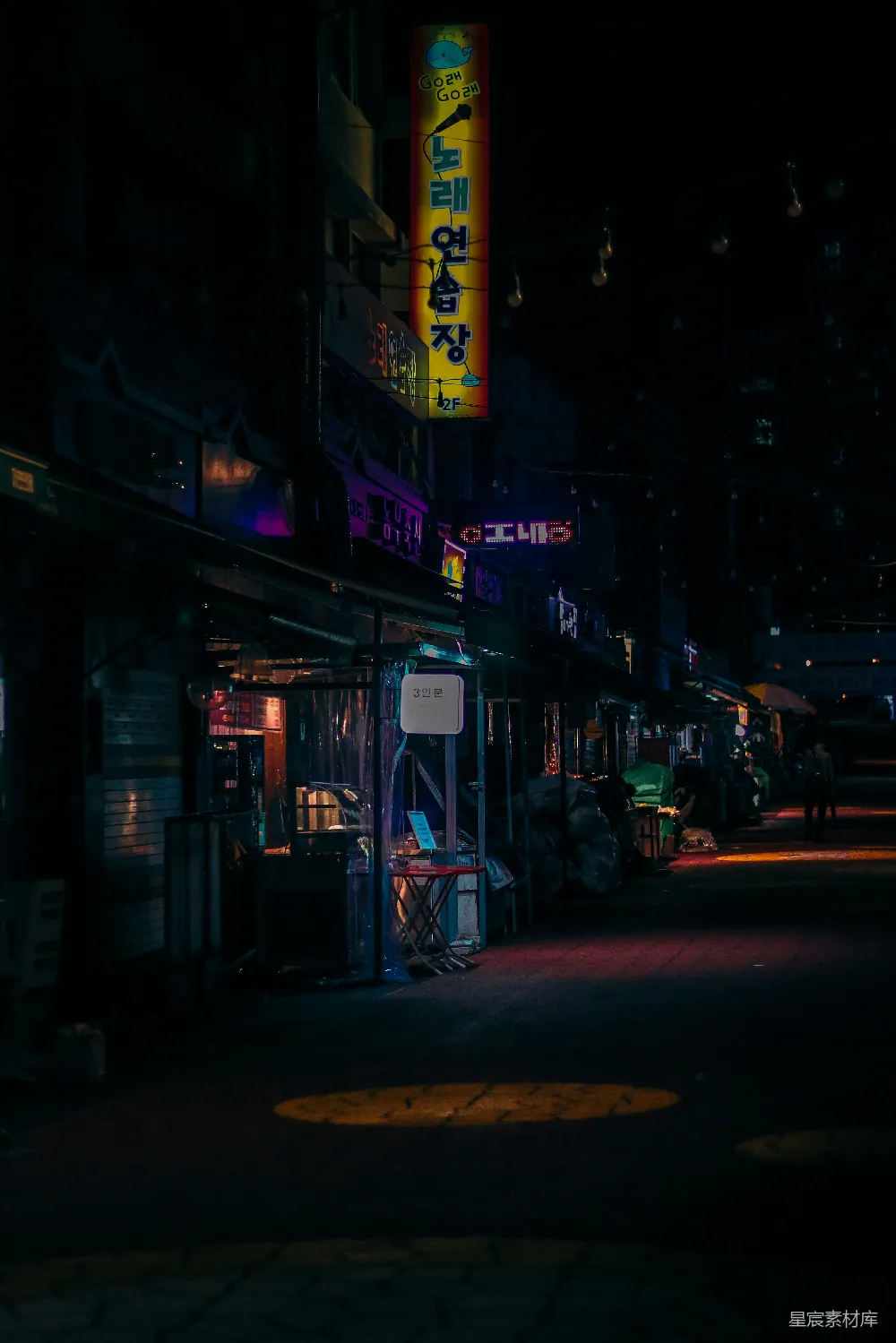 高清摄影  夜晚黑暗的城市街道，霓虹灯闪烁