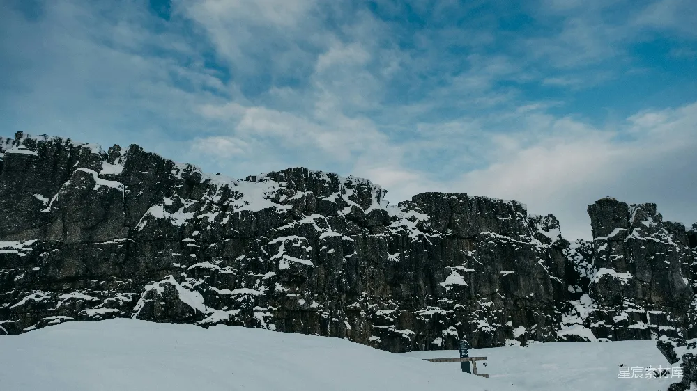 高清摄影  一名男子骑雪橇在覆盖着白雪的山坡上滑下。