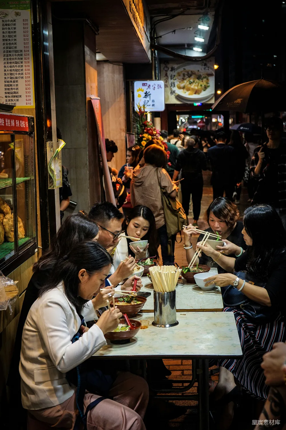 高清摄影  餐厅里白天人们用餐