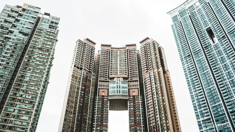 高清摄影  浅景深摄影下的几座玻璃幕墙建筑在白色天空下