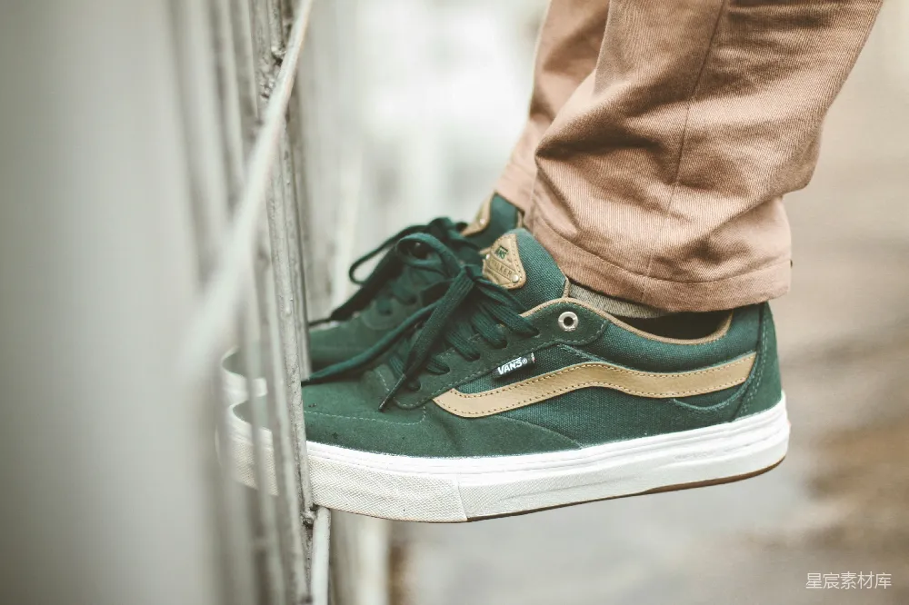 高清摄影  穿着绿色 vans 低帮运动鞋的人