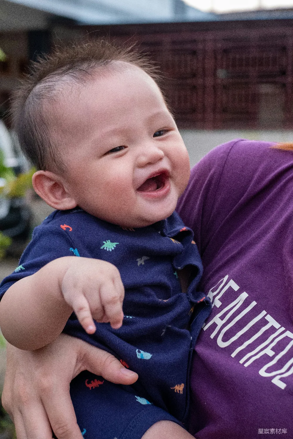 高清摄影 人物 紫色和白色圆领T恤 smiling 的女孩
