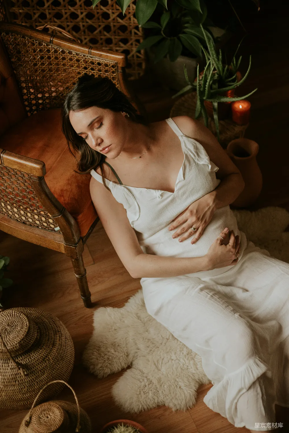 白上衣的女人靠坐在椅子旁