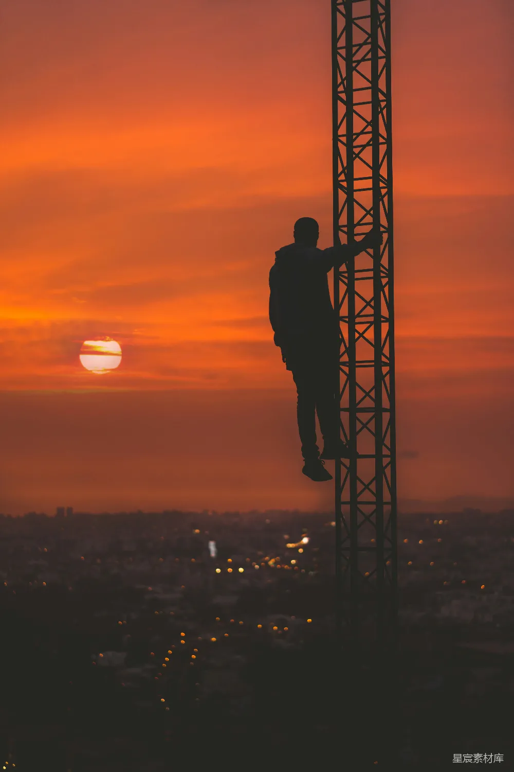 高清摄影 夕阳下男子攀爬塔楼的轮廓