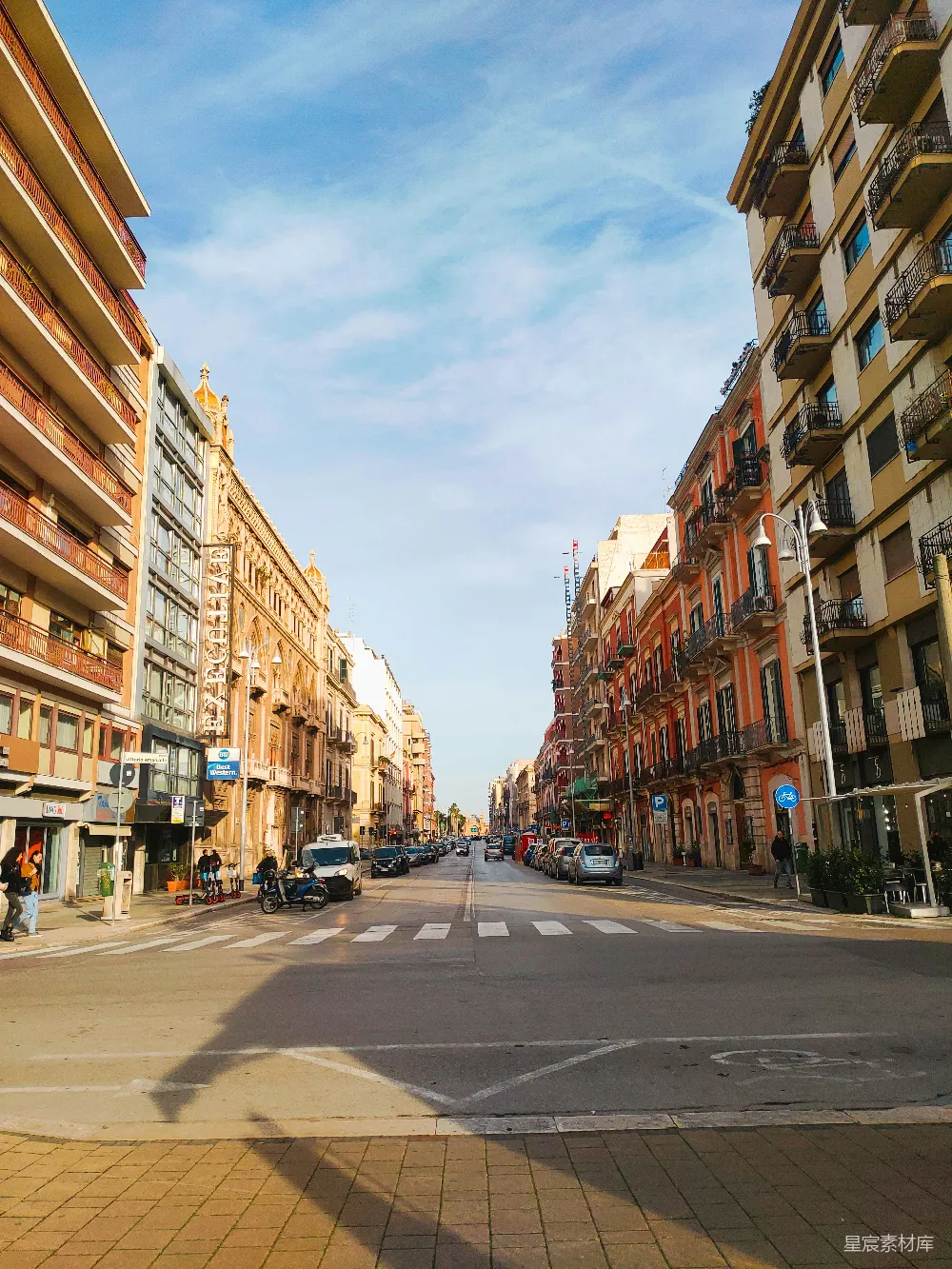 高清摄影  一条两旁停满车辆的城市街道