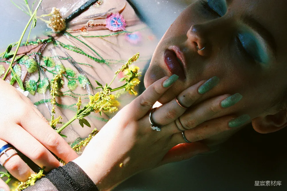 高清摄影  女人戴着银色的戒指