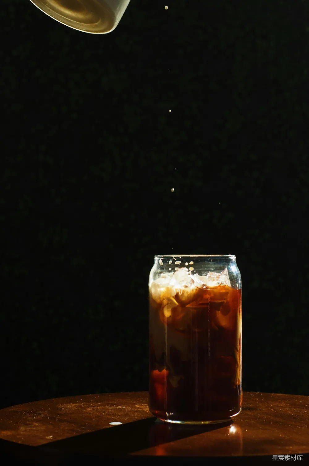 高清摄影  清空一杯棕色液体的酒杯