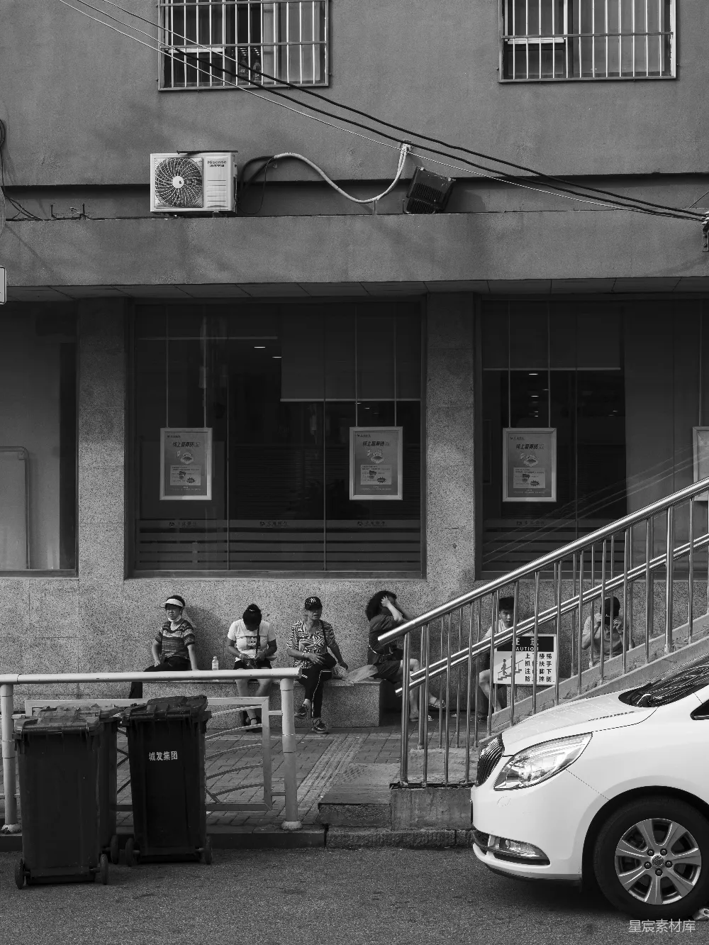 高清摄影  一群人在一栋建筑外