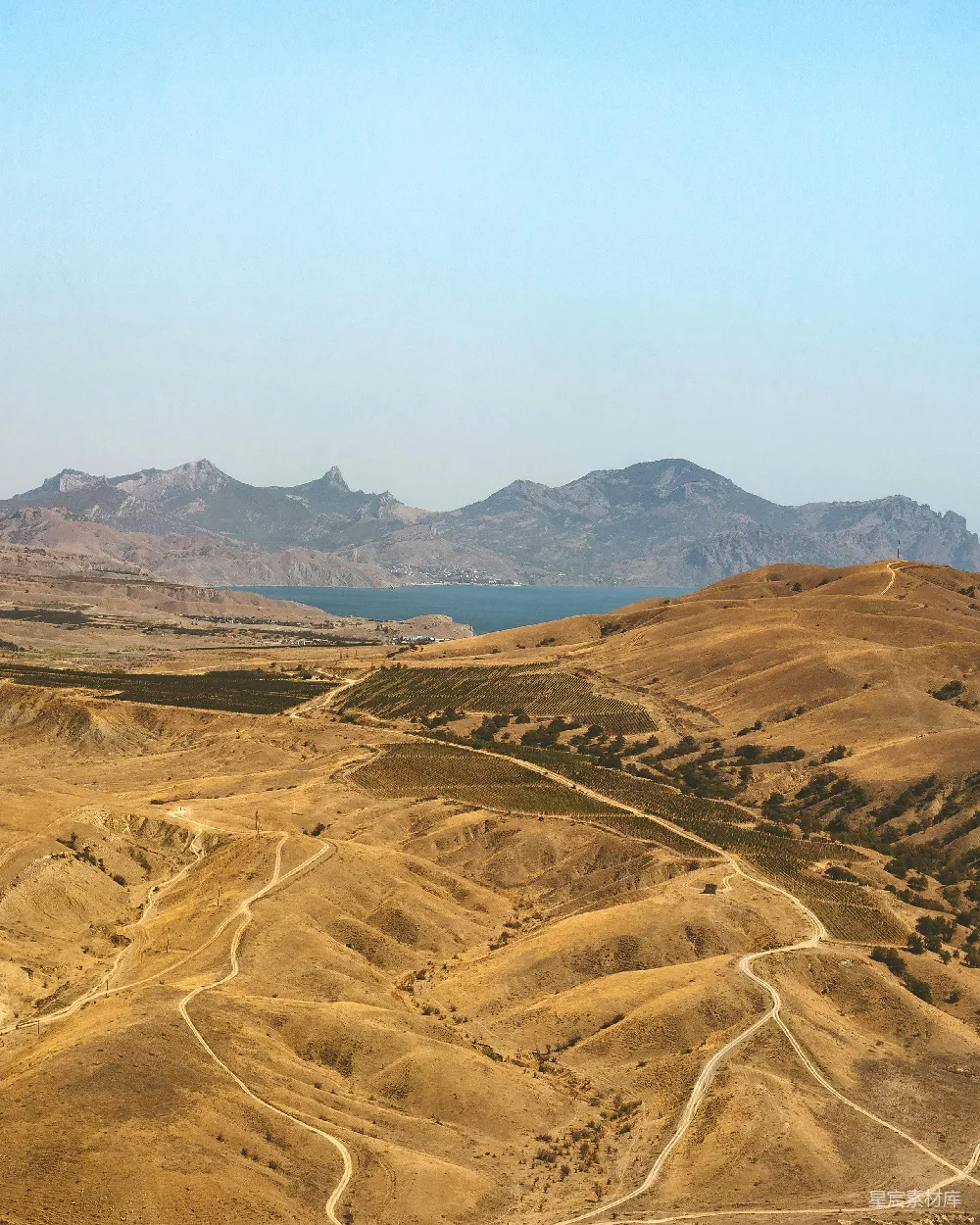 高清摄影  棕色山下蓝天下
