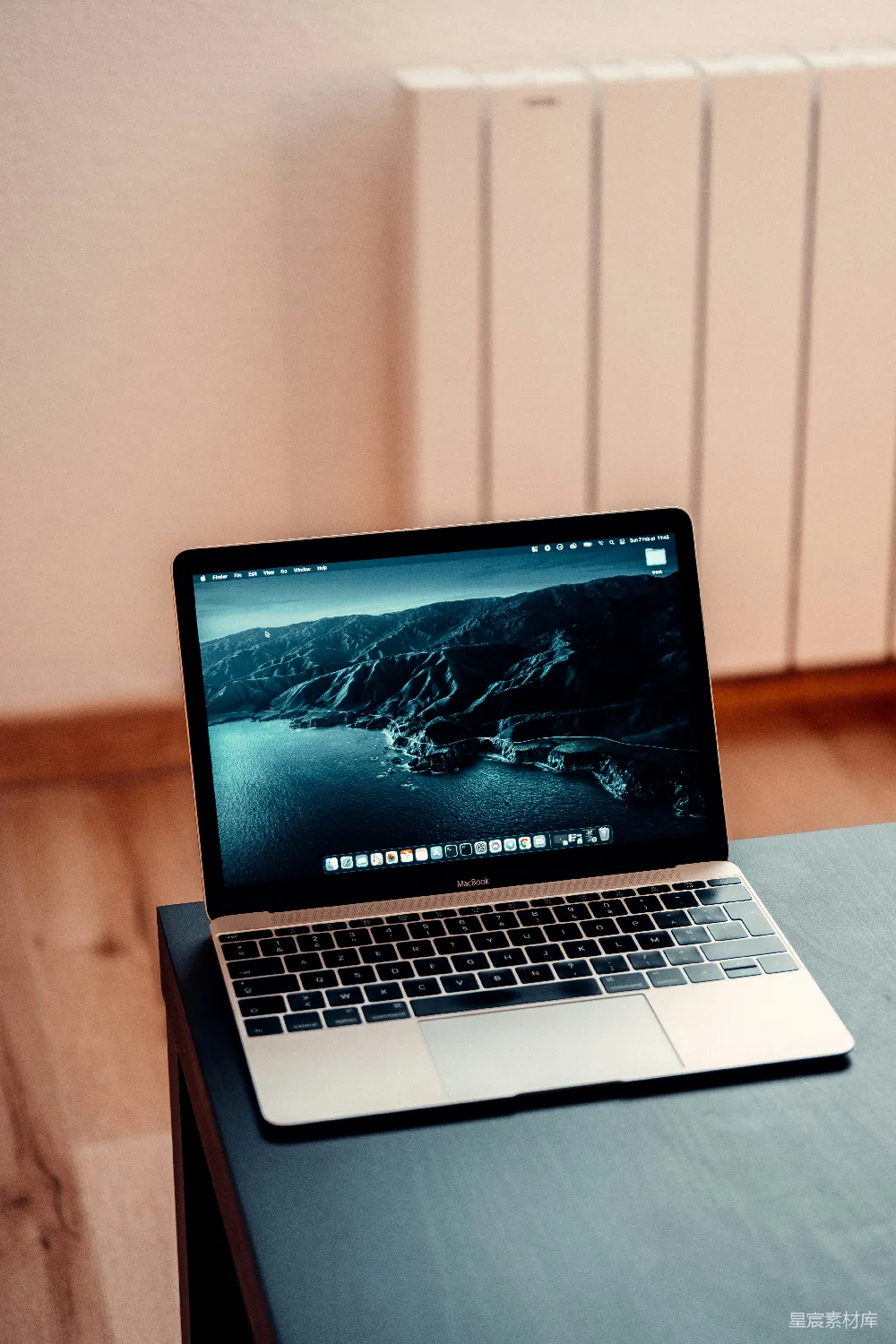 高清摄影  macbook pro 放在棕色木桌面上
