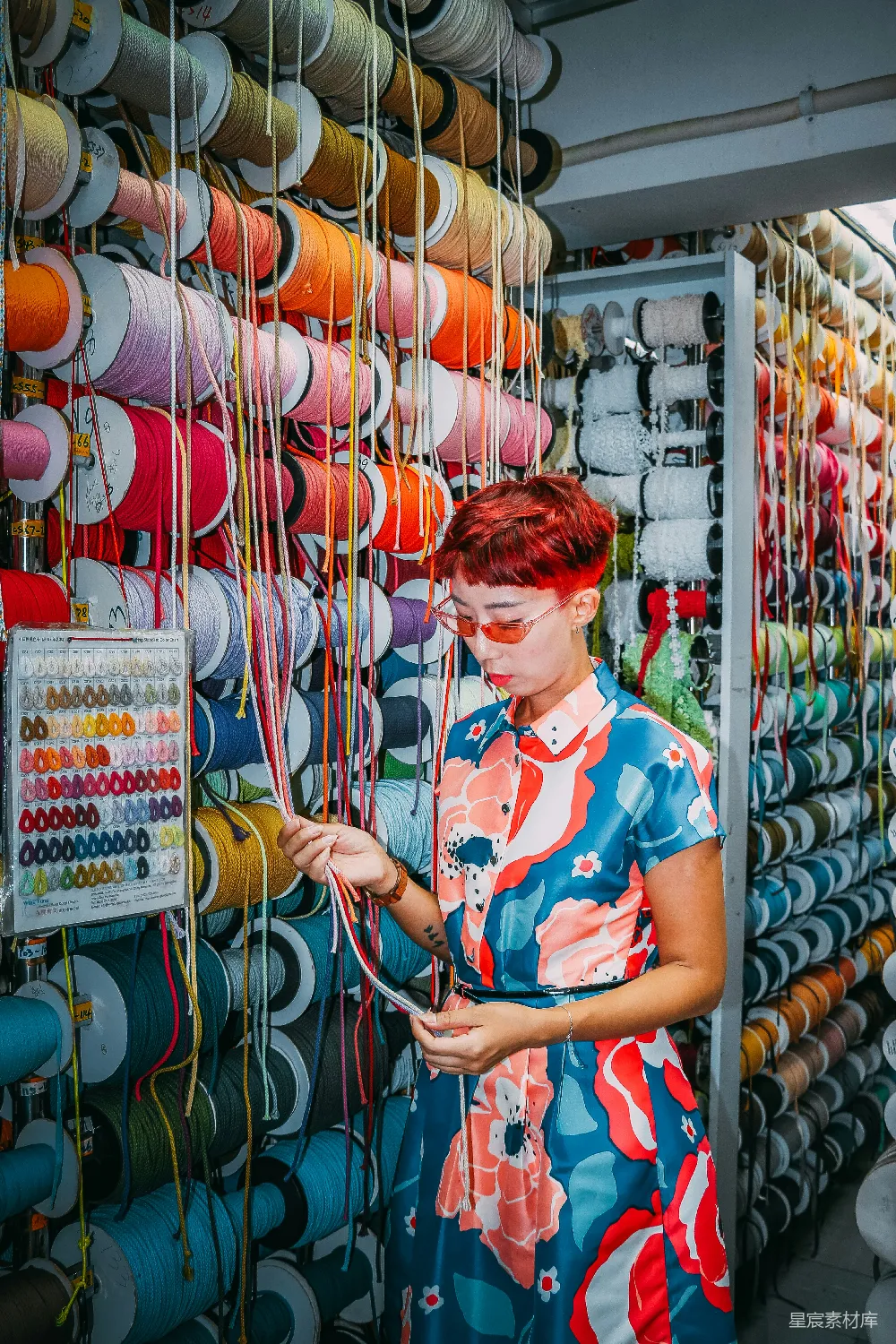 高清摄影  蓝色白色 floral 衬衫的女人站在红蓝塑料杯附近