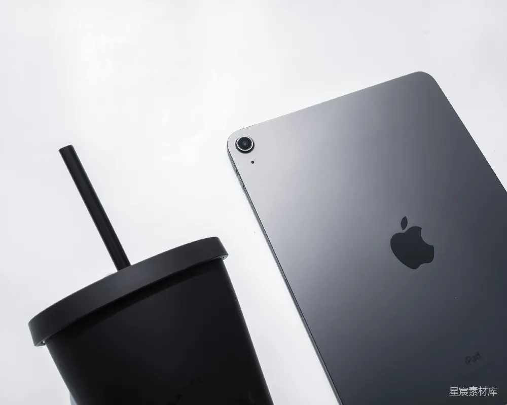 高清摄影  银色的macbook摆在黑色和灰色的便携式音响旁边