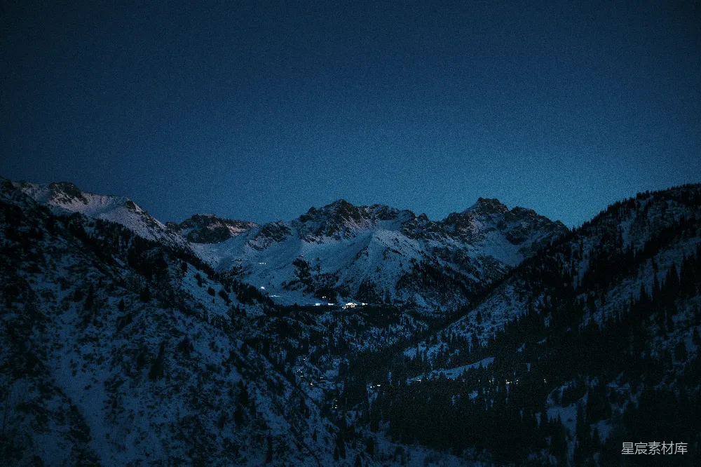 高清摄影  夜晚雪山山脉的景象