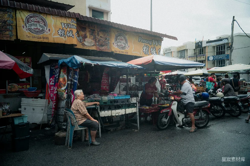 高清摄影 街头市场的人群和摊位以及摩托车。