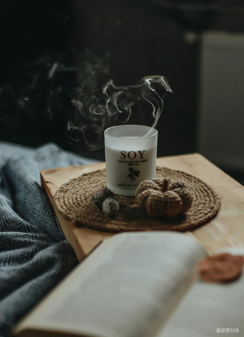 高清摄影 托盘上一杯咖啡旁边有一本书