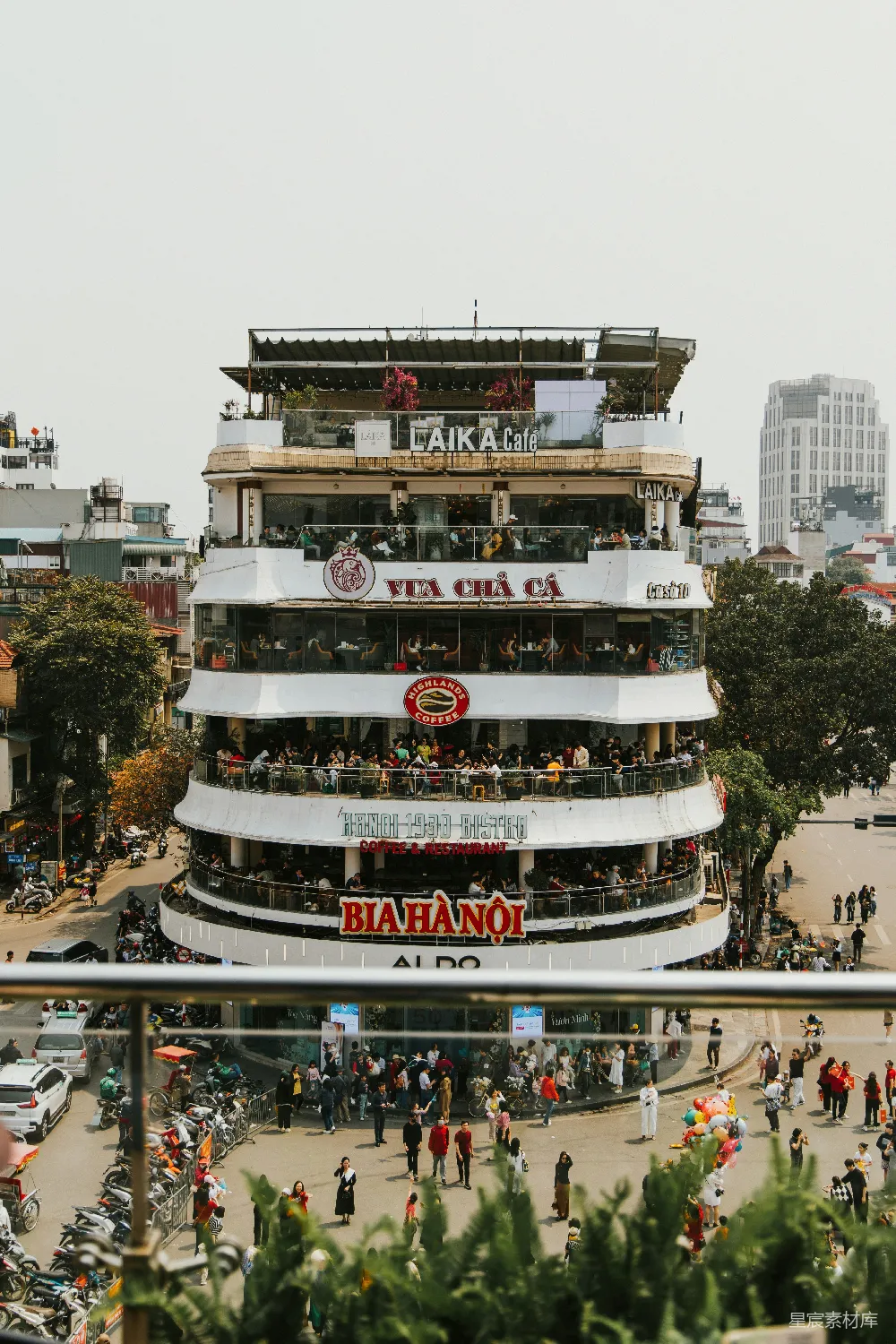 高清摄影  一座多层餐馆建筑矗立着。