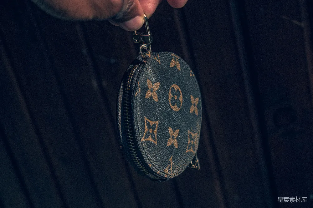 高清摄影 手持钱包的人