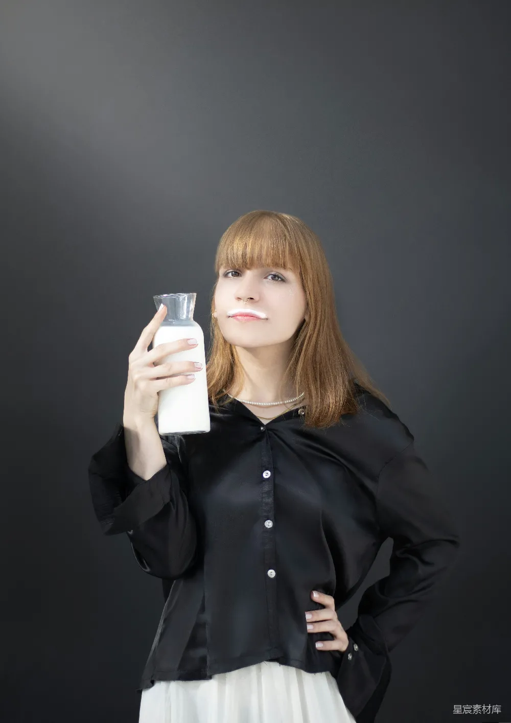 高清摄影 一个女人拿着一个玻璃杯和一瓶牛奶