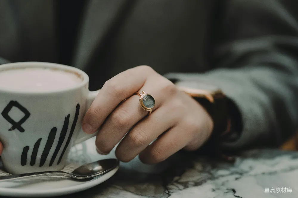 高清摄影  手持咖啡杯的人