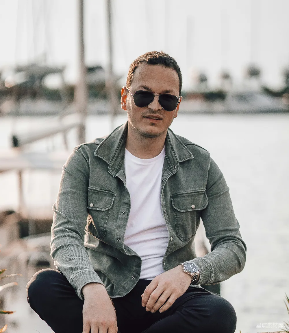 高清摄影  戴着太阳镜的男人在户外摆姿势。