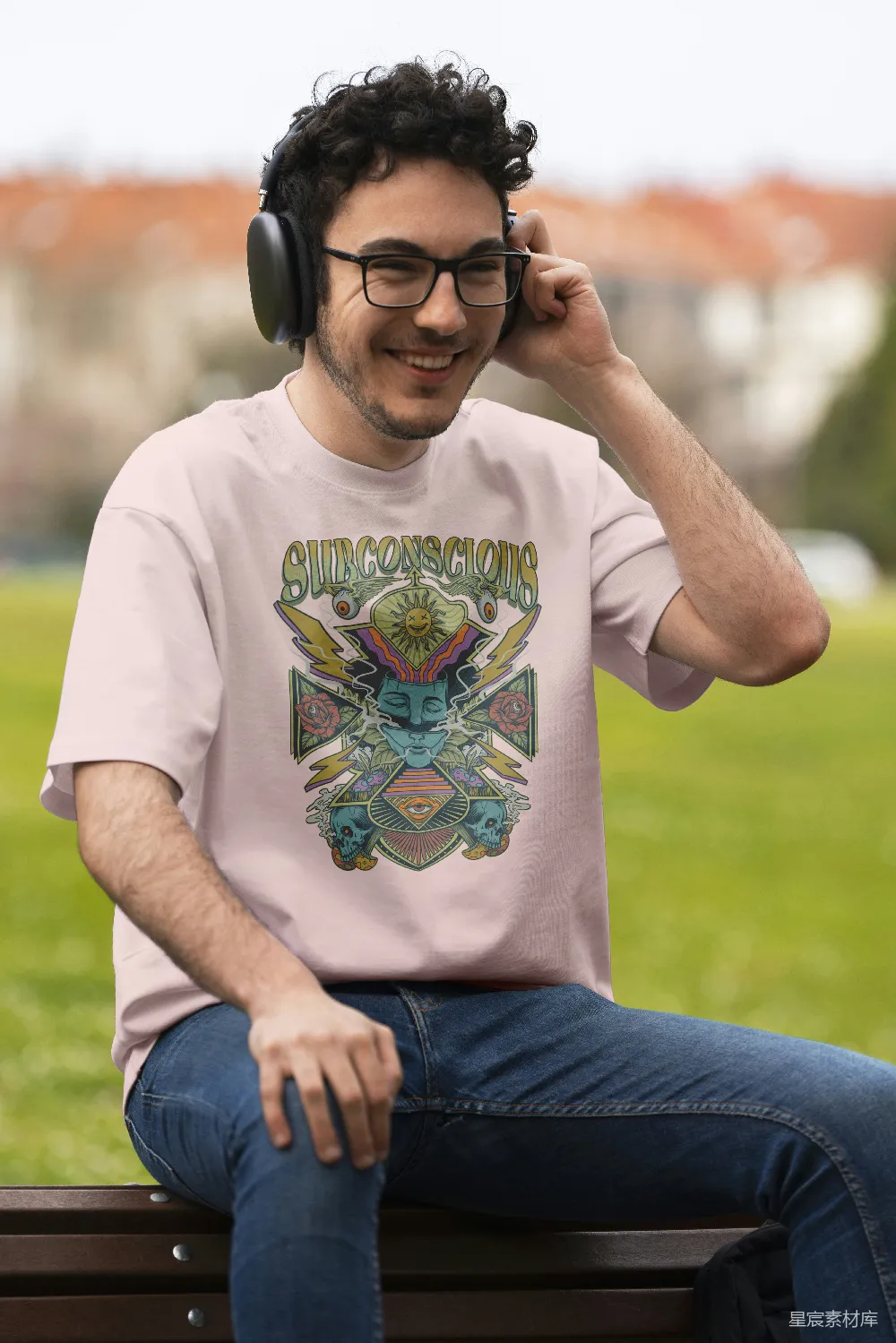 高清摄影 戴着耳机和 graphic t-shirt 的人在户外。