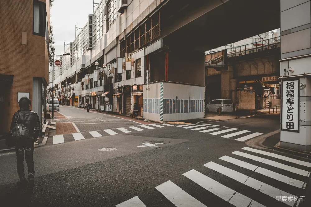 高清摄影  行人穿越马路