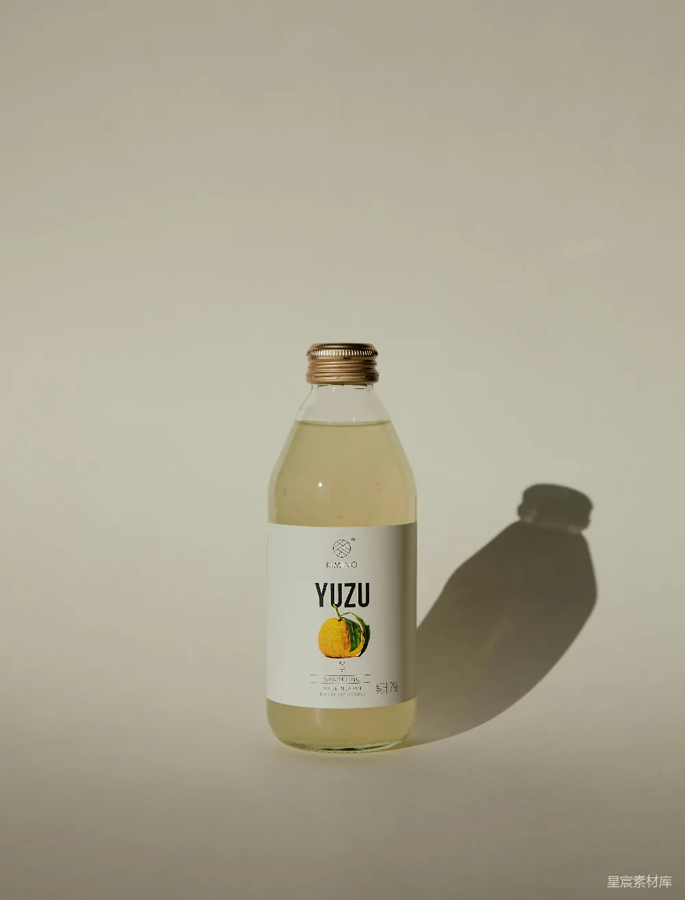 高清摄影  白色和黄色标签的瓶子